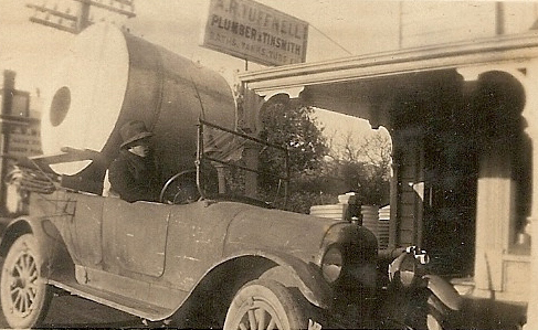 Tuffnell-Car-tank-outside-ART-shop-Queen-St-Richmond-1920s.jpg