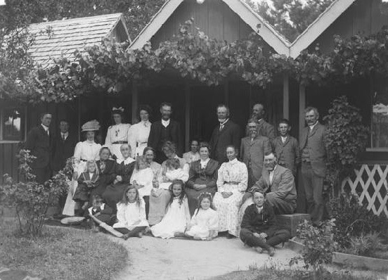 postcard Strachan family at Manawatane 1909