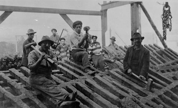 Ironworkers at Onekaka , The Nelson Provincial Museum, Copy Collection, C3014  