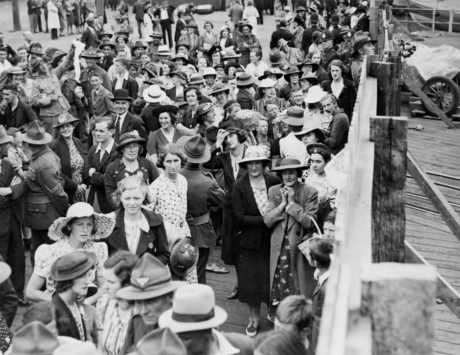 Farewelling the troops at Lyttelton 1940 ATL Reference F19590