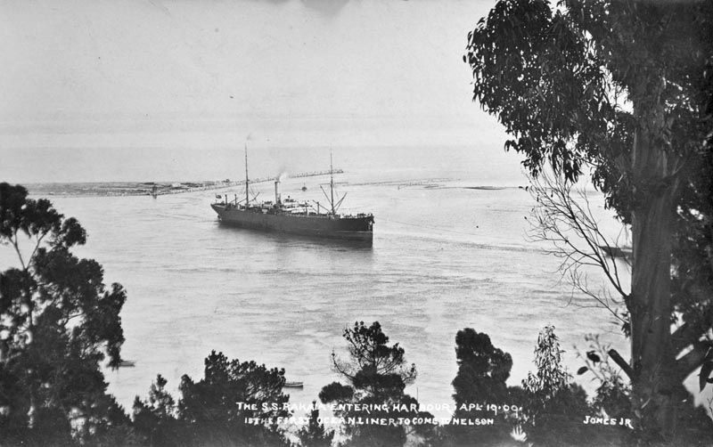 SS Rakaia entering harbour April 19, 09