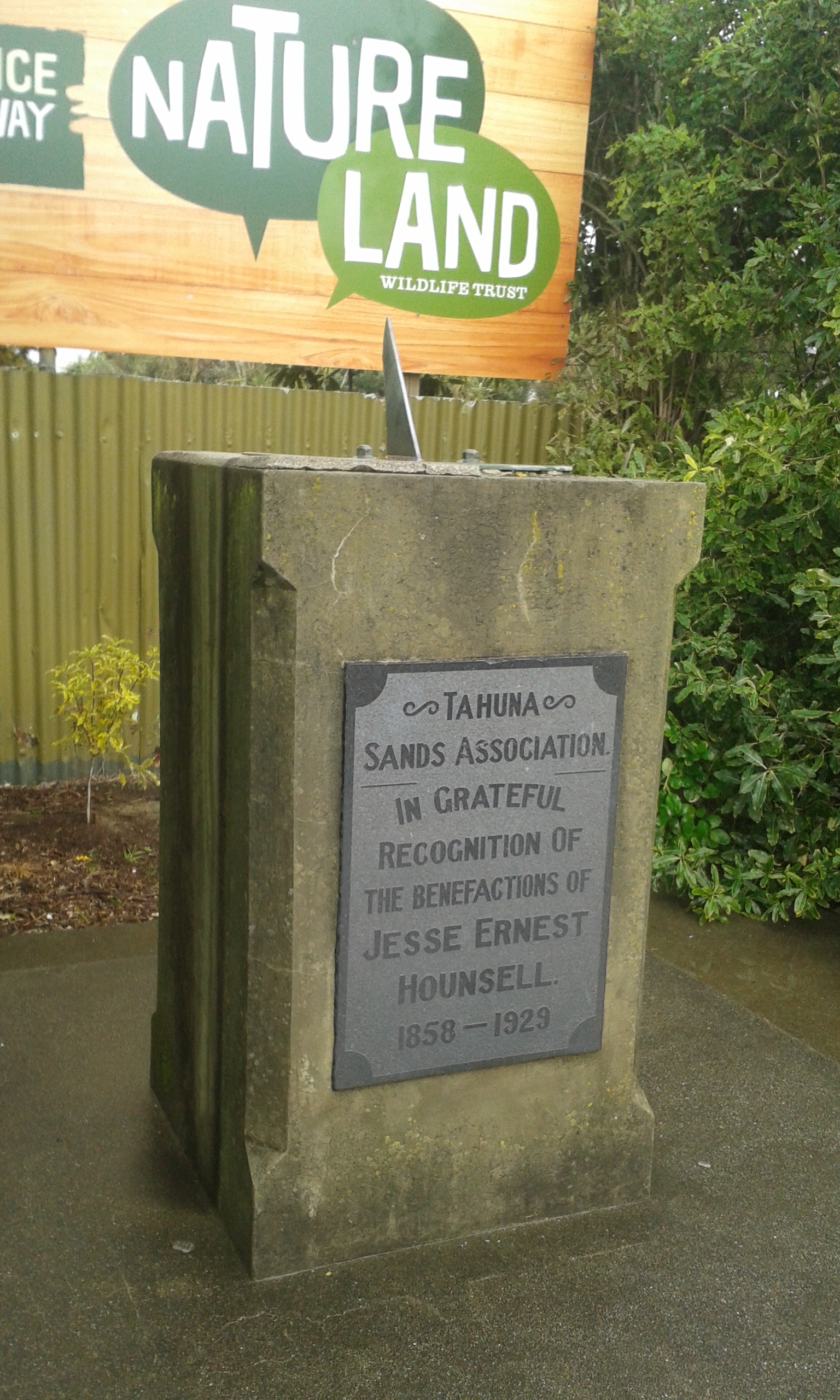 Hounsell memorial sundial. Ken Wright