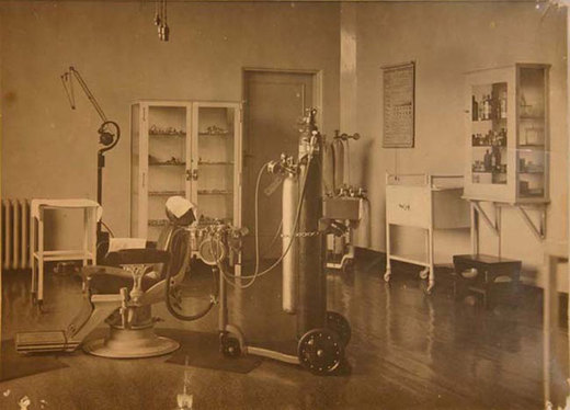  unknown, “Dental operating theatre.,” ourheritage.ac.nz | OUR Heritage, accessed July 10, 2015, http://otago.ourheritage.ac.nz/items/show/5948.[1920's second Otago Dental School 