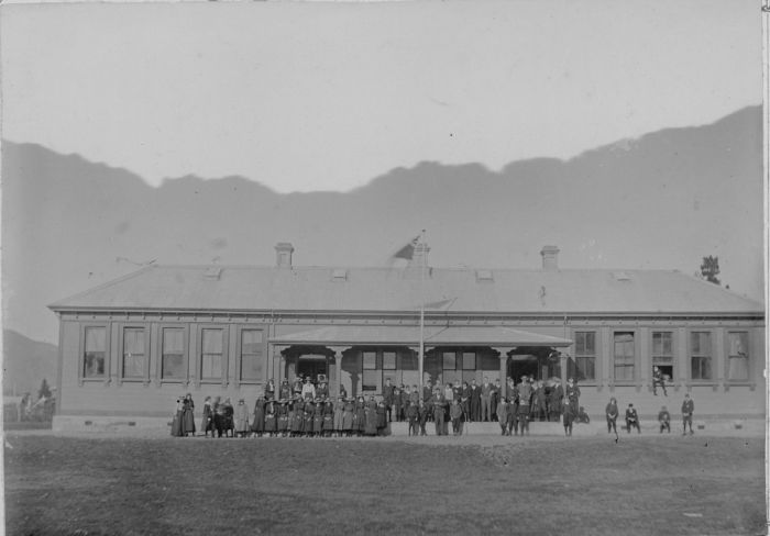 Marlborough High School with pupils, 1903.